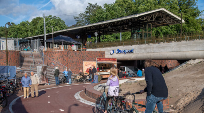 Oliebollen bij opening onderdoorgang station Nunspeet
