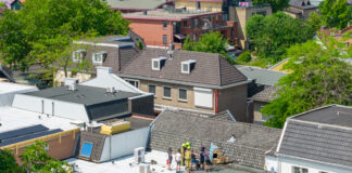 Dakbrand in de Dorpsstraat snel onder controle