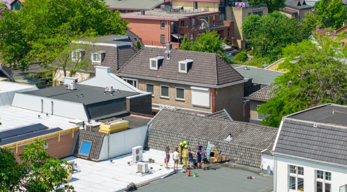 Dakbrand in de Dorpsstraat snel onder controle