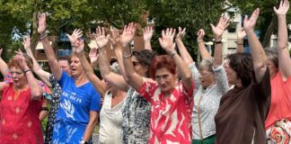 Zingen van tuin tot tuin: Projectkoor Canto Felice raakt harten in Nunspeet