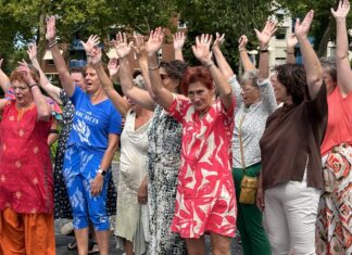 Zingen van tuin tot tuin: Projectkoor Canto Felice raakt harten in Nunspeet