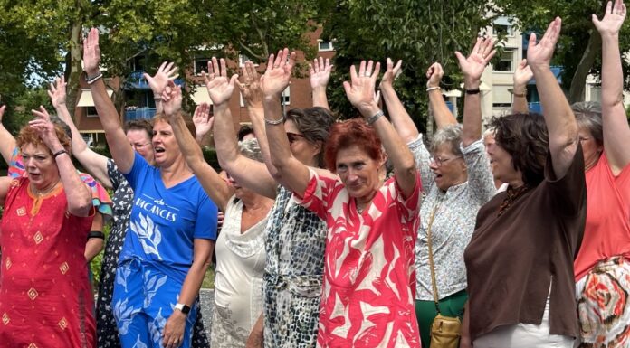 Zingen van tuin tot tuin: Projectkoor Canto Felice raakt harten in Nunspeet