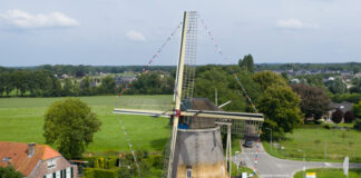 Rietdekkers aan het werk op molen De Duif