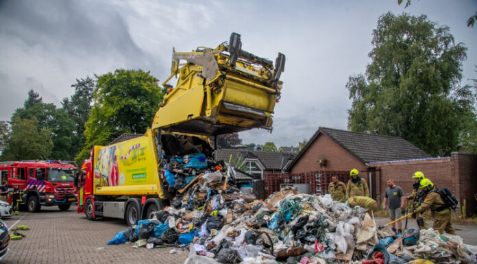 Rook in vuilniswagen Nunspeet snel onder controle