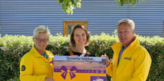 Gemeentebelang Nunspeet reikt cheque uit aan Stichting Geef Inclusief