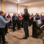 Nunspeets Mannenkoor bereidt zich voor op de Kerstmatinee