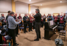 Nunspeets Mannenkoor bereidt zich voor op de Kerstmatinee