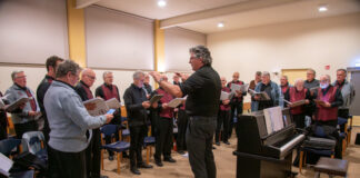 Nunspeets Mannenkoor bereidt zich voor op de Kerstmatinee