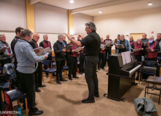 Nunspeets Mannenkoor bereidt zich voor op de Kerstmatinee
