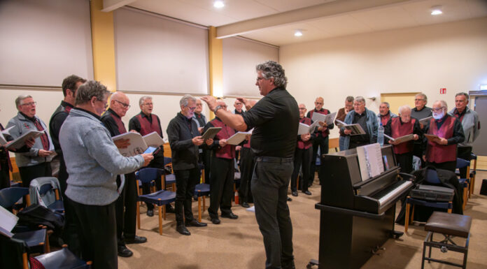 Nunspeets Mannenkoor bereidt zich voor op de Kerstmatinee