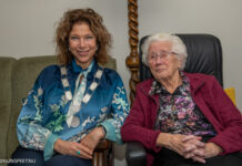 Burgemeester Celine Blom bezoekt 101-jarige Mevrouw Vis-Koekoek