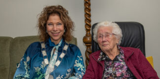 Burgemeester Celine Blom bezoekt 101-jarige Mevrouw Vis-Koekoek