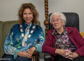 Burgemeester Celine Blom bezoekt 101-jarige Mevrouw Vis-Koekoek