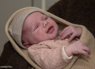 Burgemeester feliciteert eerstgeborene van het jaar in Nunspeet