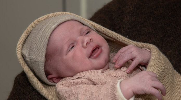 Burgemeester feliciteert eerstgeborene van het jaar in Nunspeet