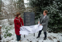 Bijzondere onthulling 45e muurgedicht in Nunspeet met tekstschrijver Jurrian van Dongen