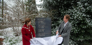 Bijzondere onthulling 45e muurgedicht in Nunspeet met tekstschrijver Jurrian van Dongen