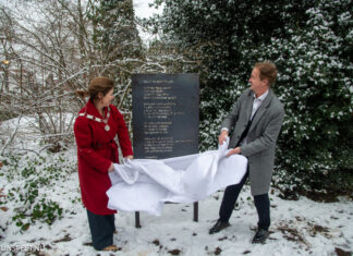 Bijzondere onthulling 45e muurgedicht in Nunspeet met tekstschrijver Jurrian van Dongen
