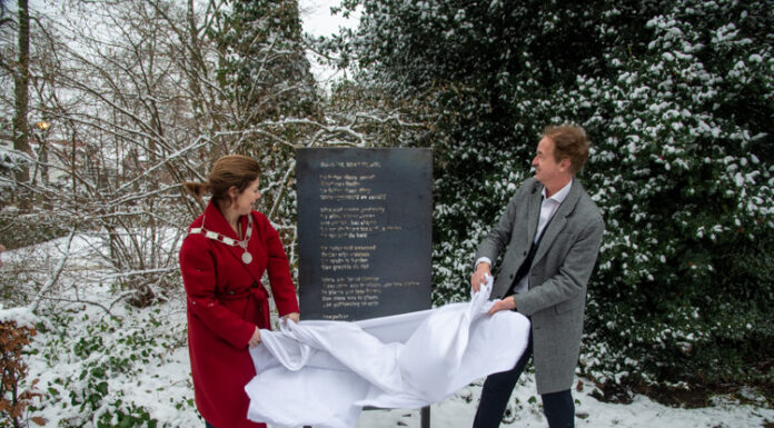 Bijzondere onthulling 45e muurgedicht in Nunspeet met tekstschrijver Jurrian van Dongen